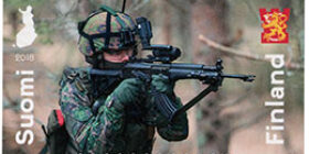 Puolustusvoimat 100 vuotta - Jääkäri taisteluvarustuksessa  postimerkki kotimaa ikimerkki