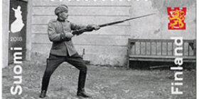 Puolustusvoimat 100 vuotta - Lähitaistelukoulutus  postimerkki kotimaa ikimerkki